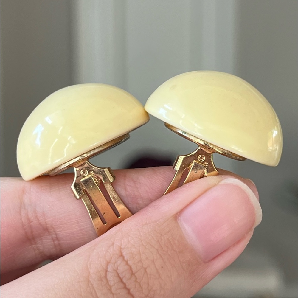Vintage Christian Dior 1973 Round Cream Yellow Pour Glass Cabochon Clip Earrings - Picture 6 of 7